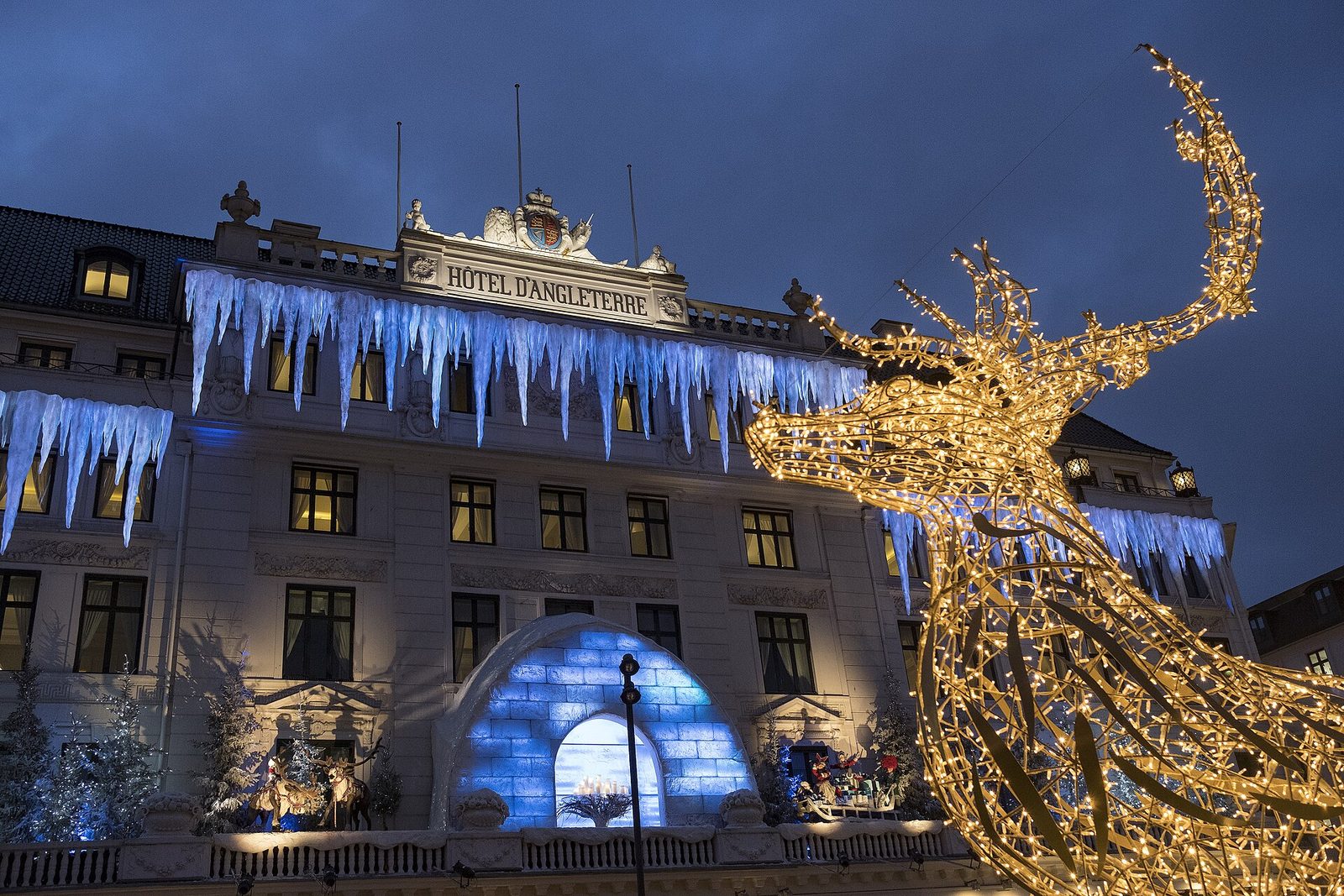 La fachada del Hotel d’Angleterre con la decoración de Navidad, en Kongens Nytorv, de noche