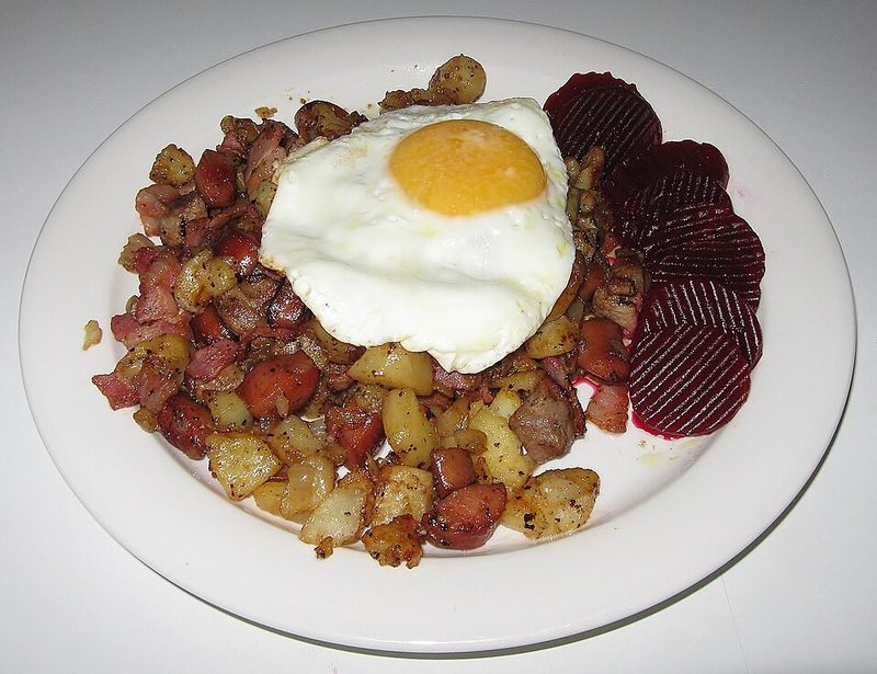 Biksemad: picadillo de carne y patata con huevo frito y remolacha