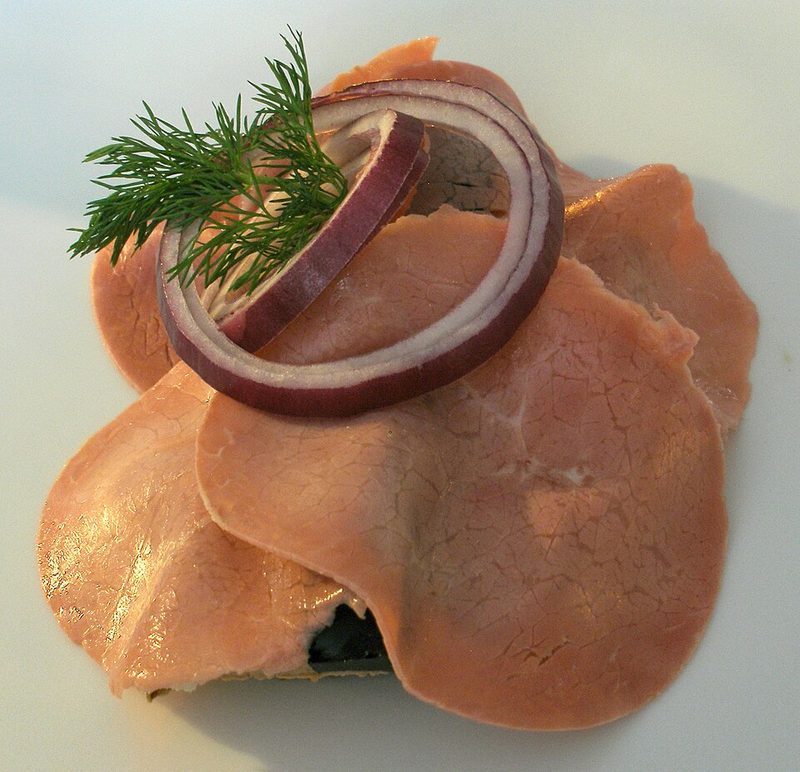 Dyrlægens natmad: ternera en salazón con aros de cebolla y eneldo sobre paté