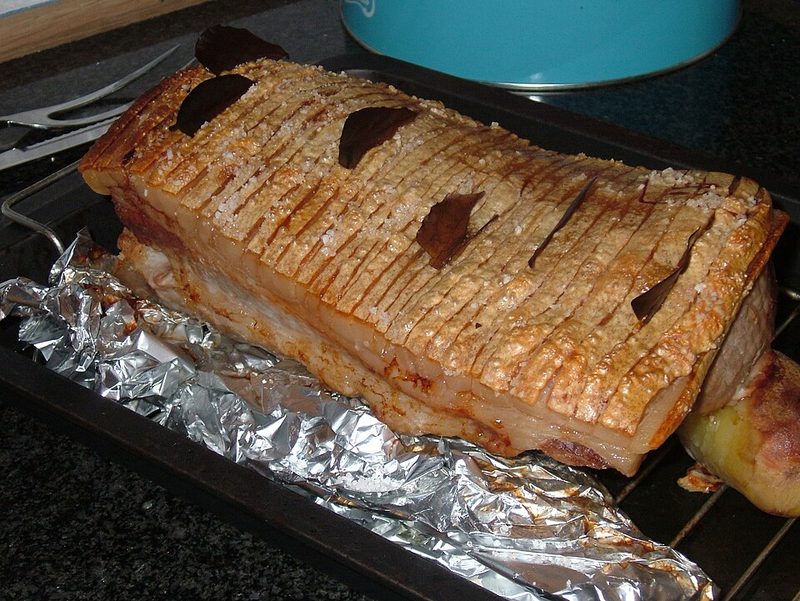 Flæskesteg recién sacado del horno, con la corteza crujiente cortada en tiras