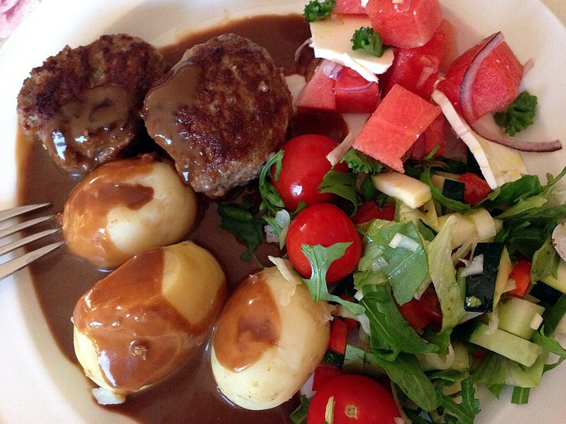 Frikadeller con patatas cocidas, salsa marrón y ensalada