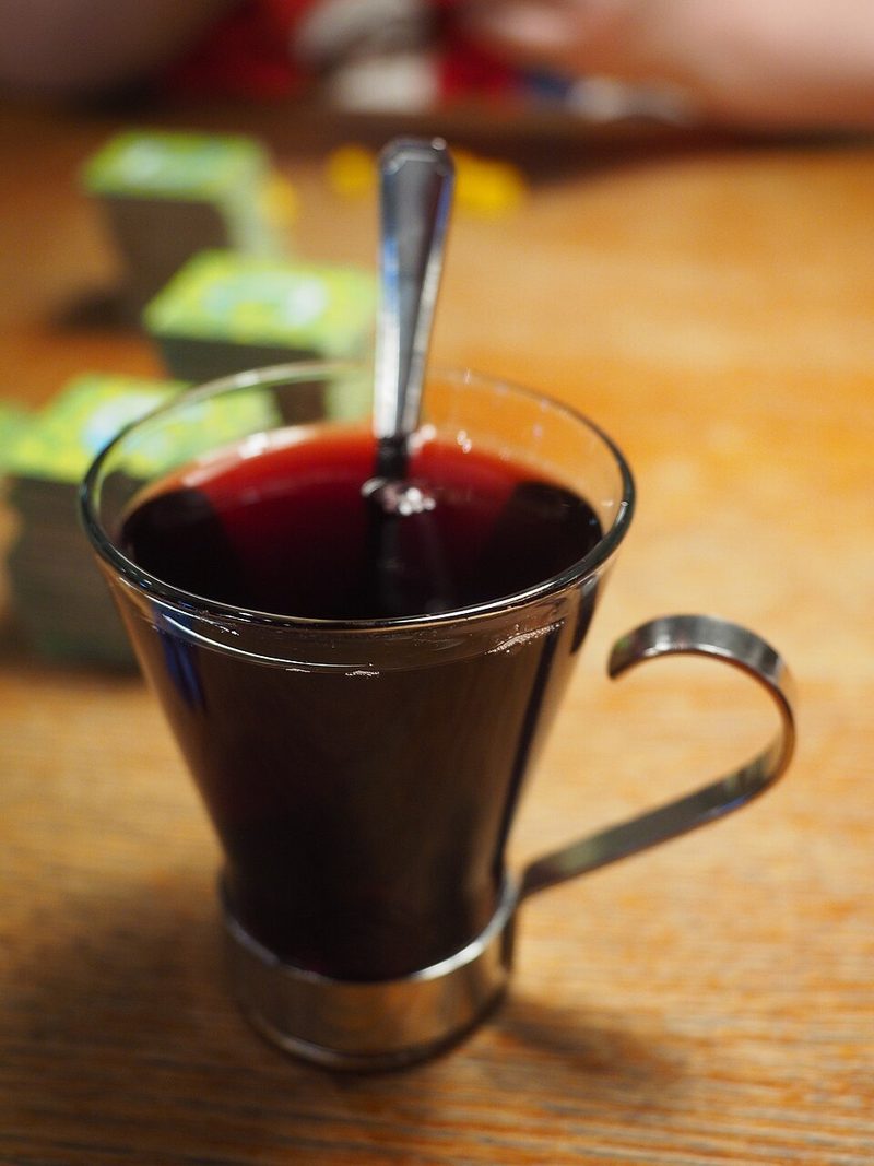 Un vaso de gløgg caliente con su cucharilla