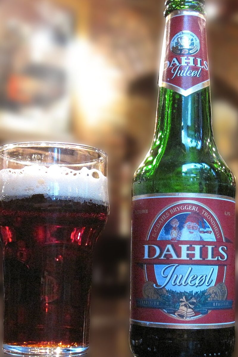 Una juleøl, cerveza de Navidad, servida en vaso junto a su botella