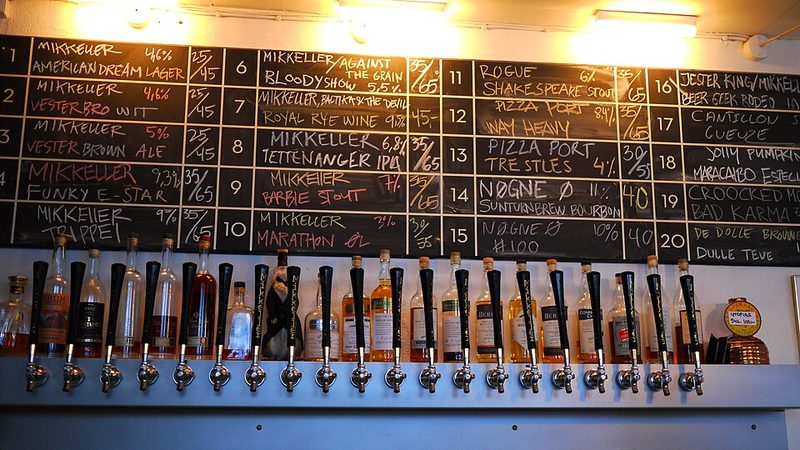 La pizarra y los grifos de cerveza del Mikkeller Bar de Copenhague