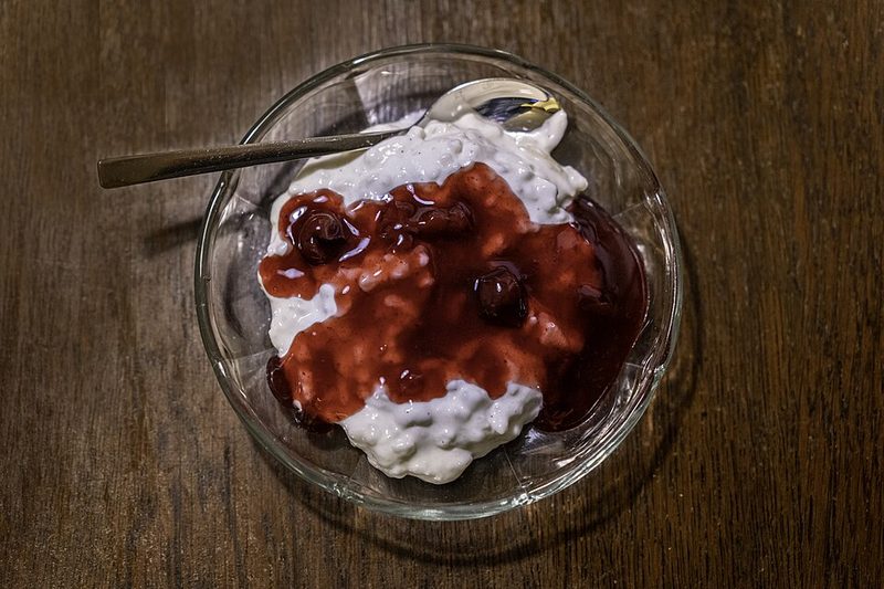 Risalamande con salsa de cerezas en un cuenco de cristal