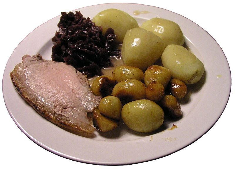 Plato de flæskesteg con rødkål (lombarda), patatas cocidas y patatas caramelizadas