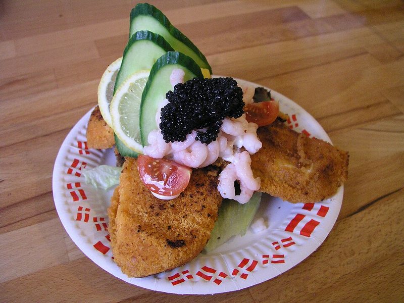 Stjerneskud: filetes de platija rebozados con gambas, caviar y limón