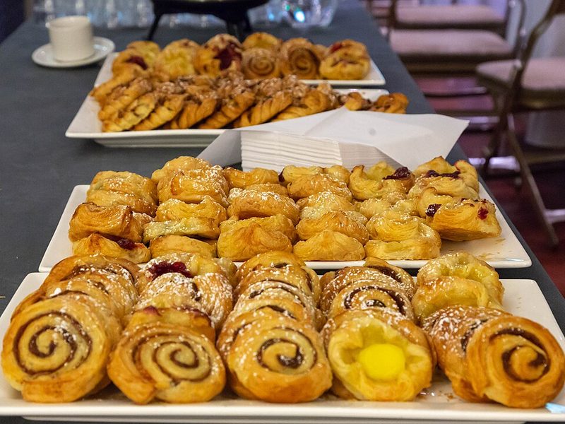 Bandejas de wienerbrød surtido: caracolas de canela y pastas de crema y fruta