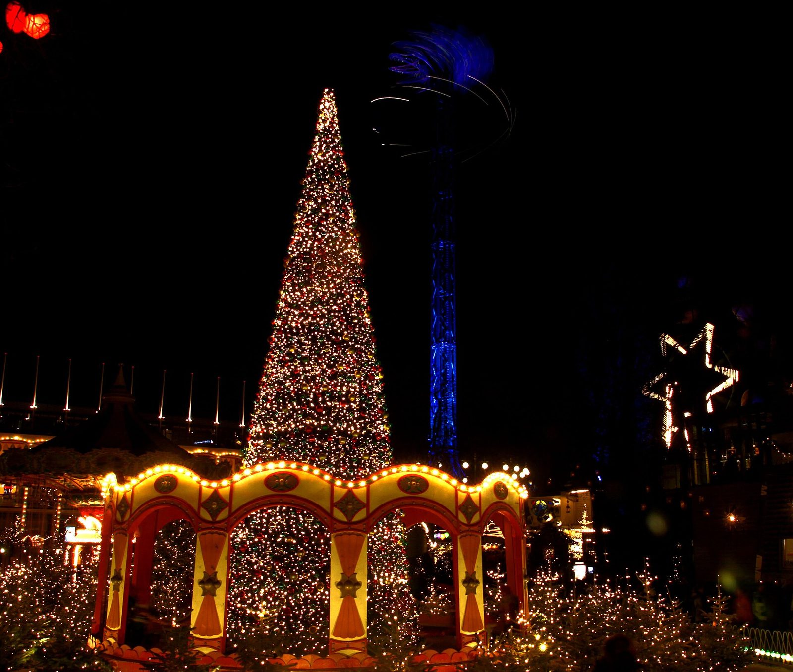 El gran árbol de Navidad iluminado en Tivoli, de noche