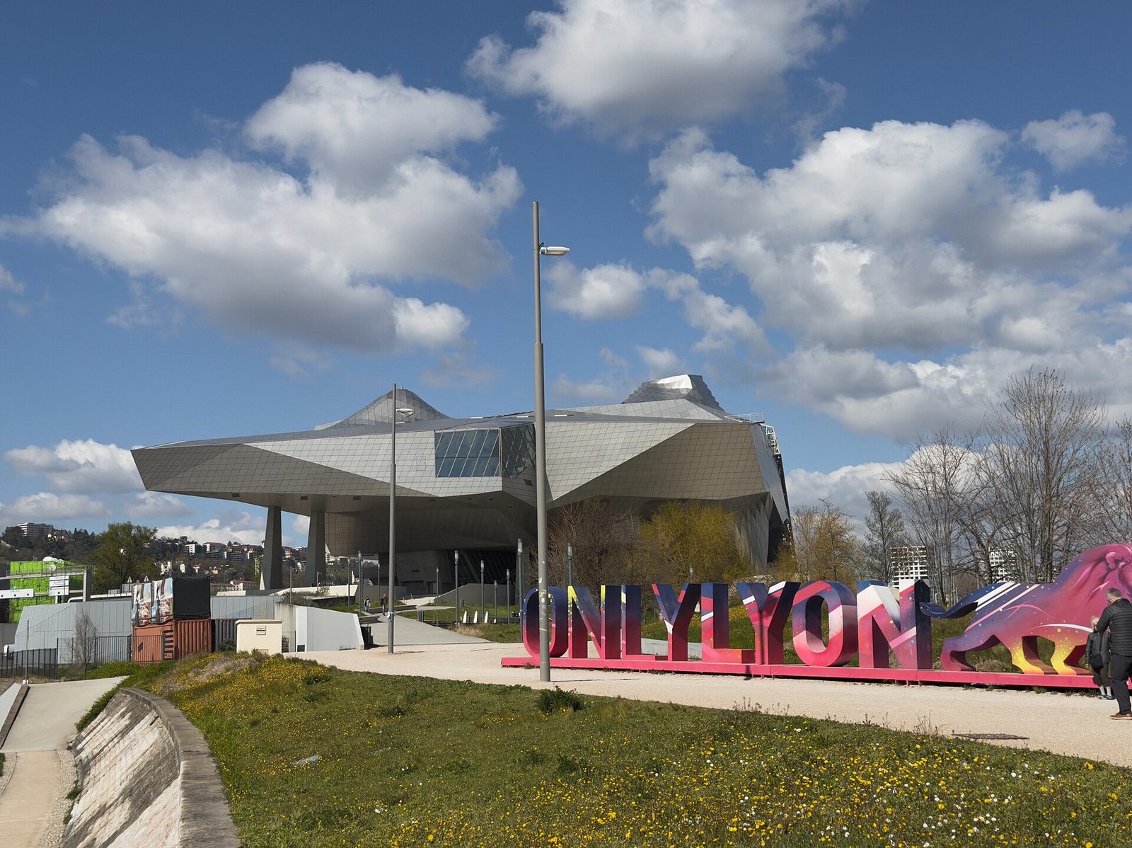 El Musée des Confluences, un edificio de acero y cristal junto al río