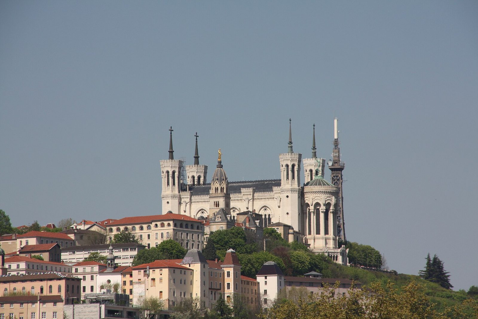 La basílica de Notre-Dame de Fourvière sobre la colina de Lyon