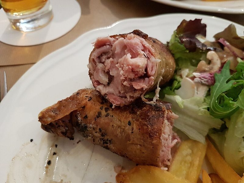 Andouillette a la plancha abierta, con ensalada y patatas