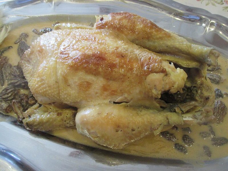 Poularde de Bresse entera con nata y morillas
