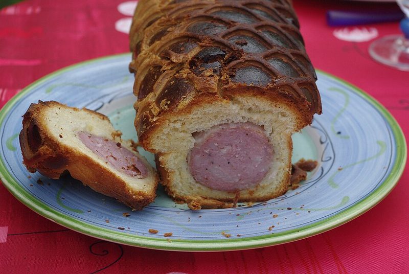 Saucisson brioché cortado, con el salchichón dentro de la masa