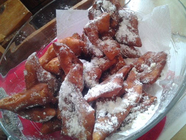 Bugnes, tiras de masa frita con azúcar glas