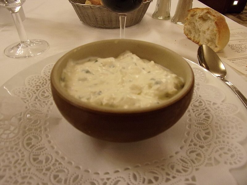 Cuenco de cervelle de canut, queso blanco batido con hierbas