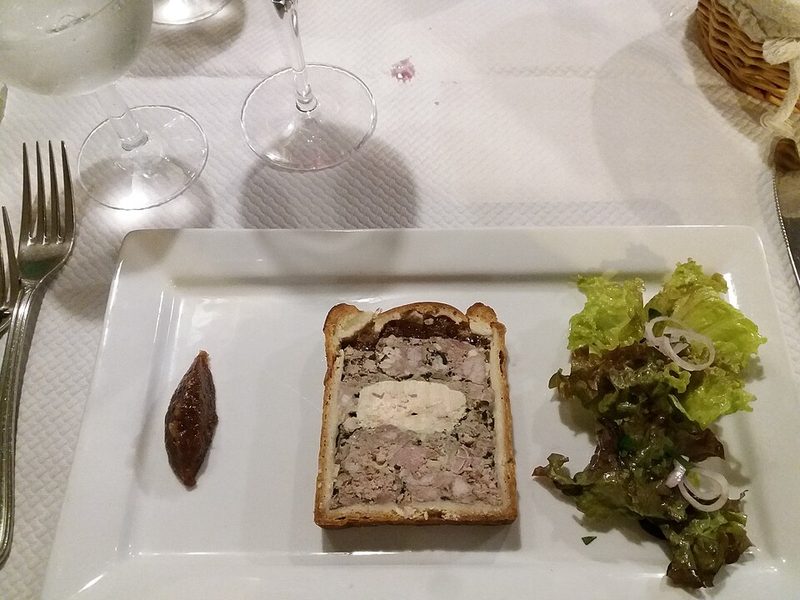 Pâté en croûte con foie gras, en plato, en Daniel et Denise