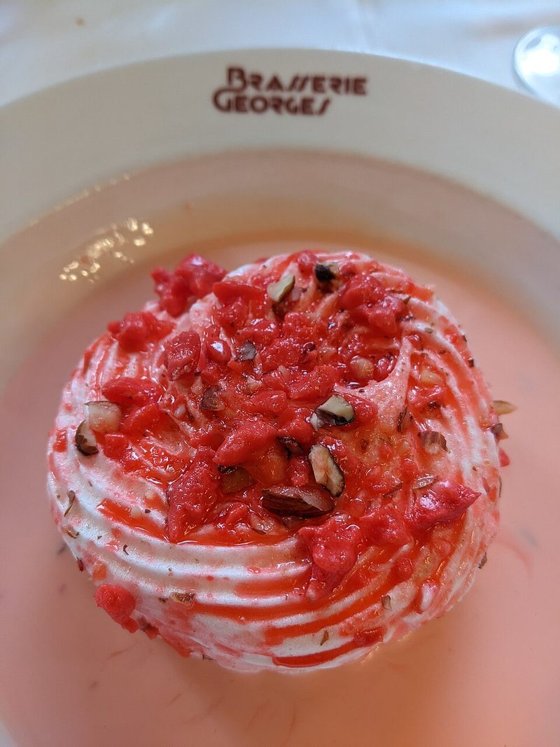 Île flottante con pralines rosas en la Brasserie Georges