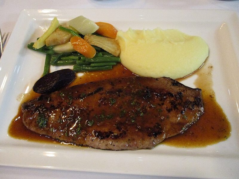 Hígado de ternera a la plancha con salsa y puré