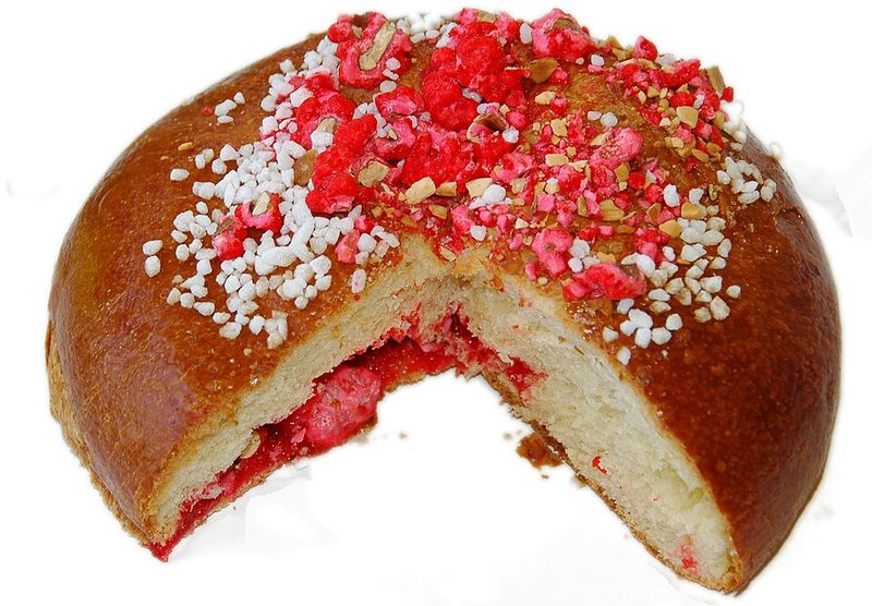 Brioche de Saint-Genix cortada, con pralines rosas dentro