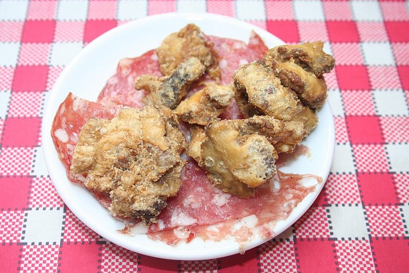 Grattons lyonnais sobre rodajas de rosette, en mantel de cuadros