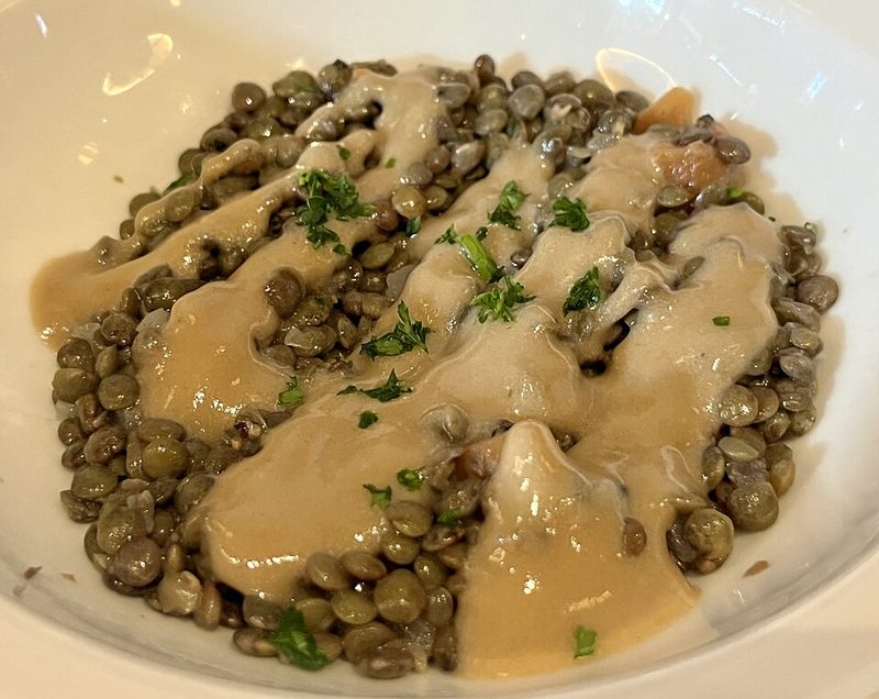 Ensalada de lentejas con vinagreta y chalota en un bouchon