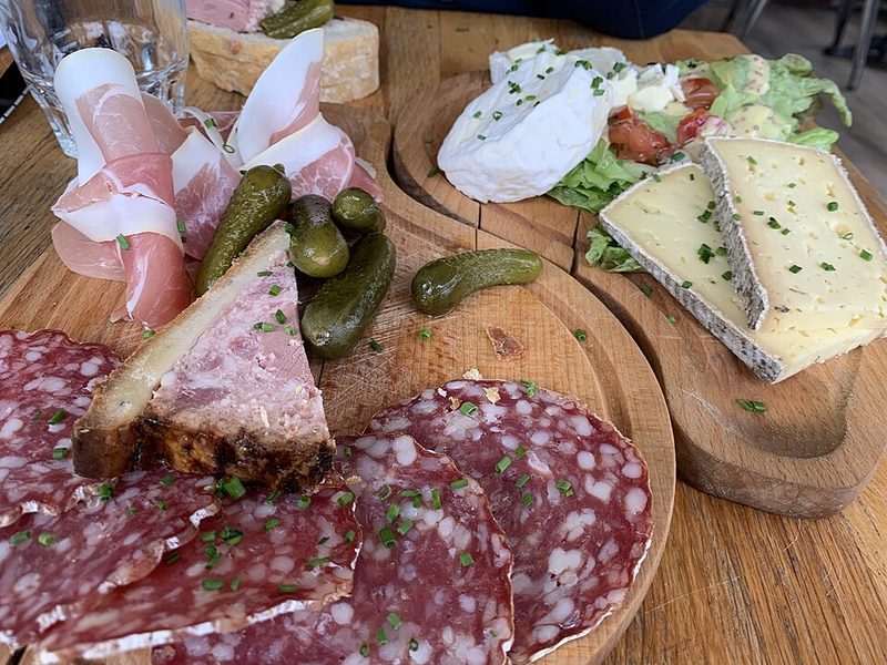 Tabla de embutido y queso en un café de la Croix-Rousse: rosette, pâté, pepinillos