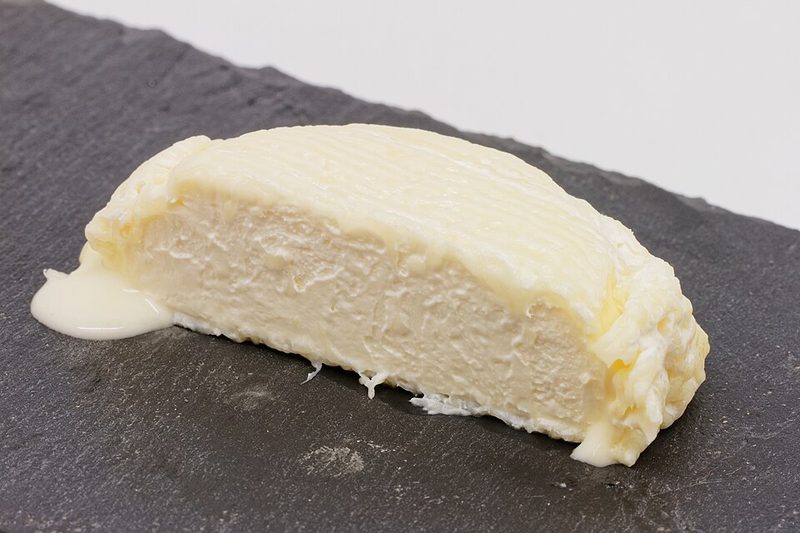 Saint-Marcellin cortado, cremoso por dentro