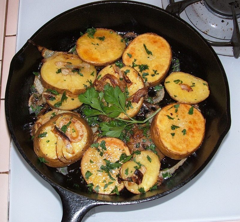 Patatas lyonnaise salteadas con cebolla y perejil en sartén