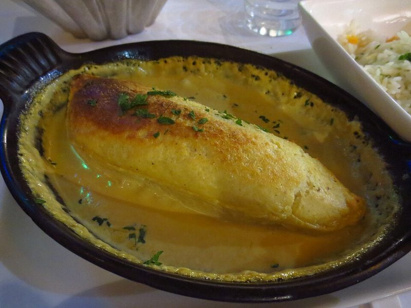 Quenelle de lucio gratinada en su cazuela, con salsa Nantua