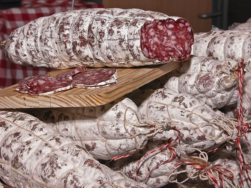 Rosettes de Lyon colgadas y una cortada en rodajas