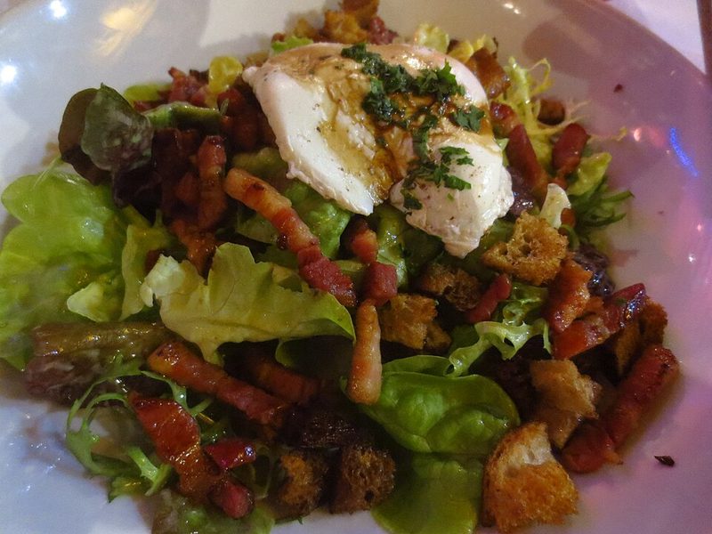 Salade lyonnaise con torreznos, picatostes y huevo escalfado