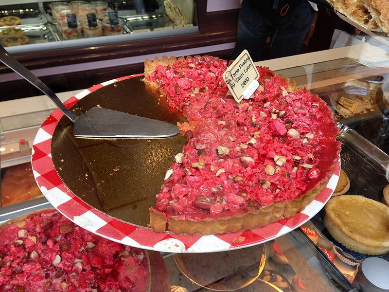 Tarta de pralines rosas en el mostrador de una pastelería