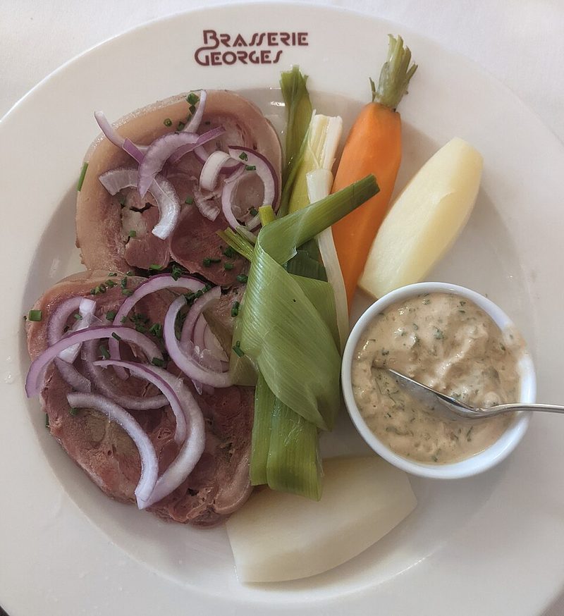 Tête de veau con salsa ravigote y verduras en la Brasserie Georges