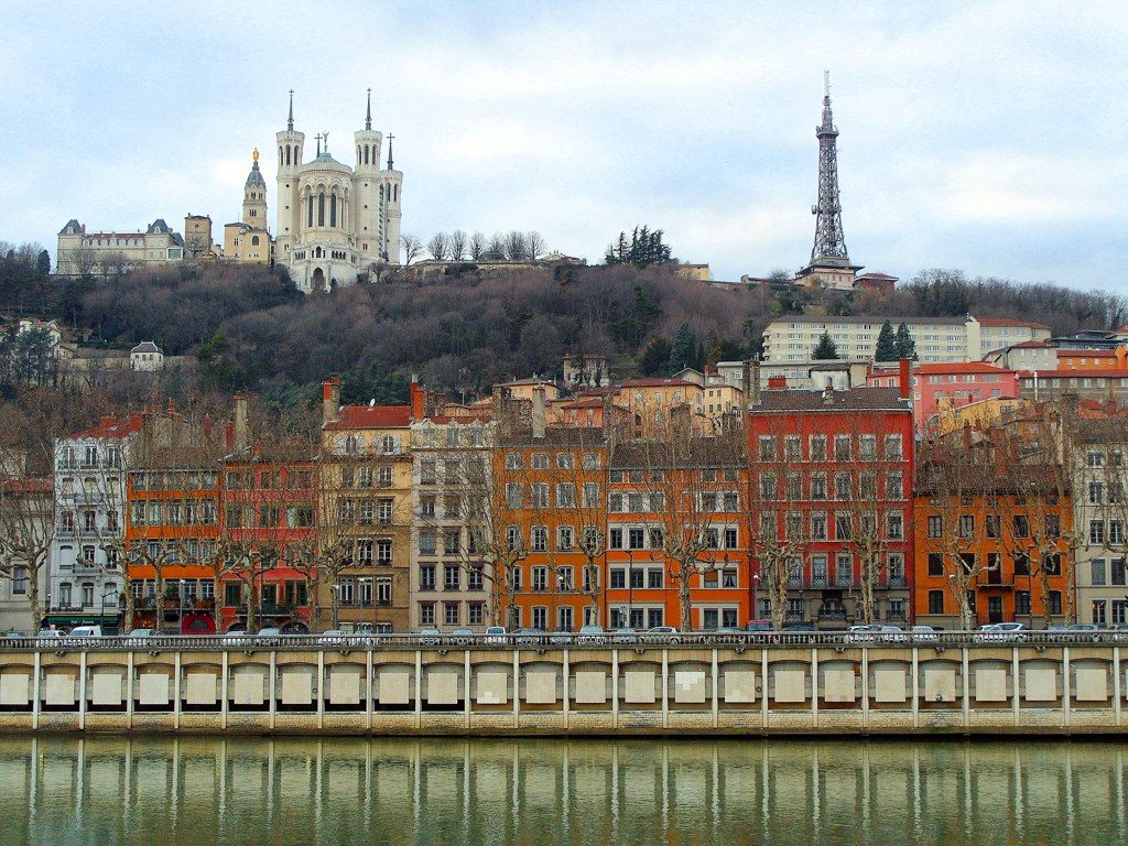 Las fachadas de colores del Vieux Lyon sobre el Saona, con Fourvière detrás